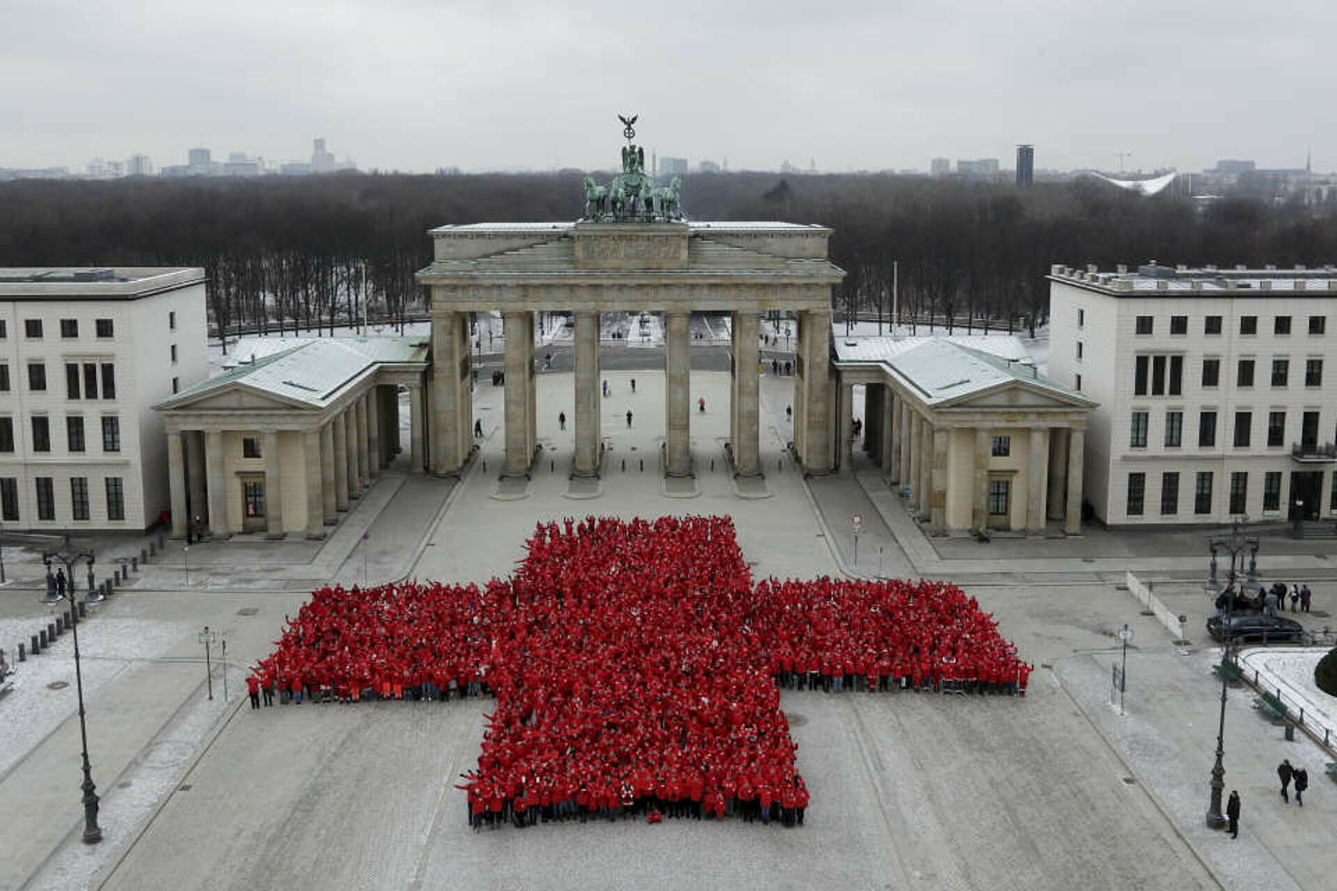 Jubiläum 150 Jahre DRK: Rotes Kreuz vor dem Brandenburger Tor in Berlin